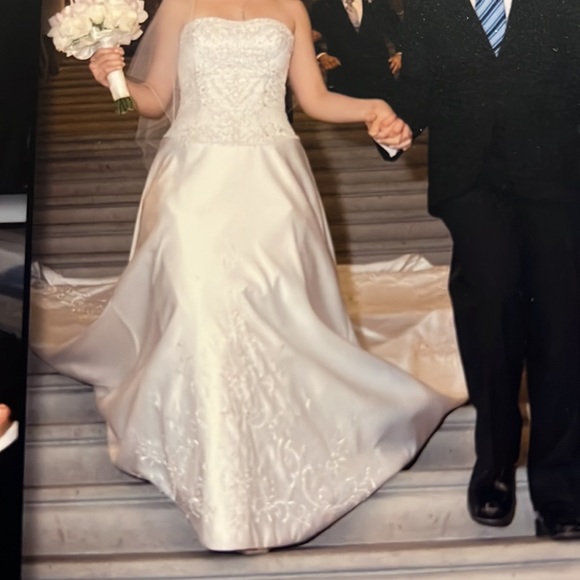 Sweetheart A-line strapless Wedding gown with Train, embroidery, sequins,size 10 - Picture 7 of 17